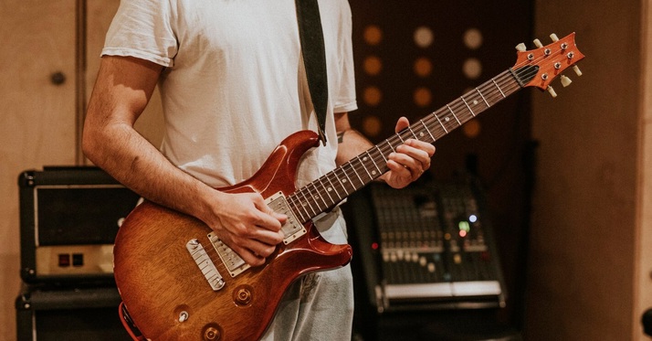  Curso de guitarra ou autodidata? O dilema do guitarrista